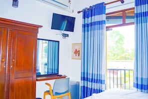 In-room safe, desk, free WiFi
