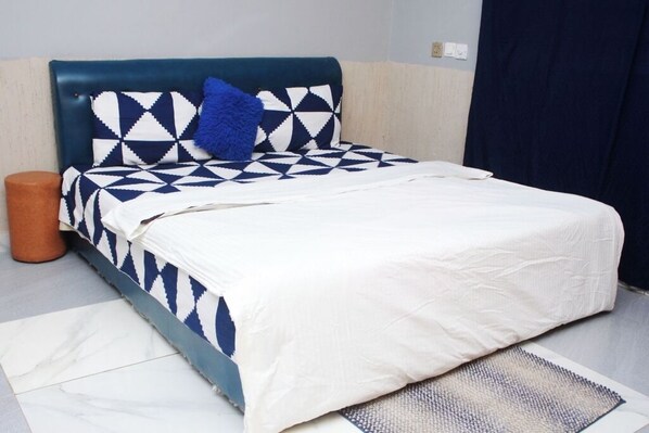 1 habitación, tabla de planchar con plancha y ropa de cama 