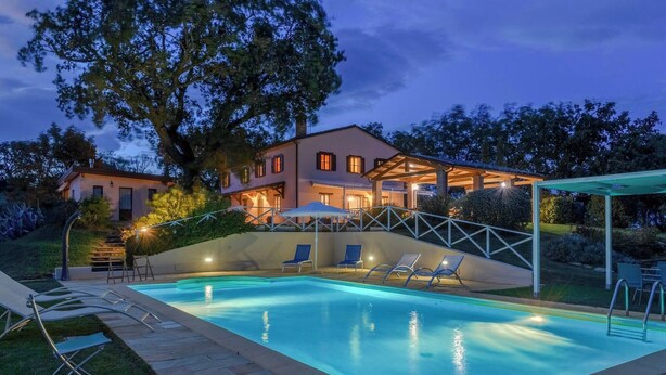A swimming pool with lounge chairs and a covered patio area. - Casale Partemio 8 Marche Holiday Villas (Cartoceto)