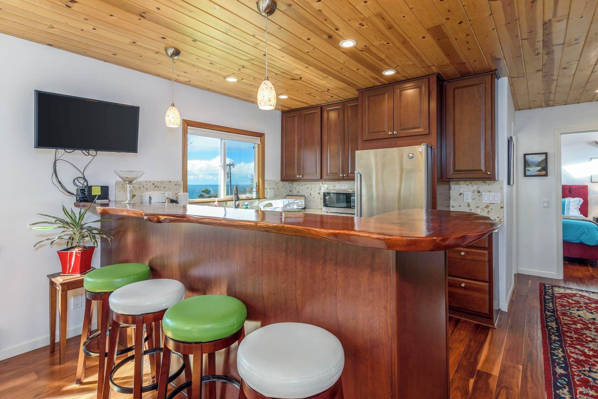 Jääkaappi, mikroaaltouuni, uuni, liesi