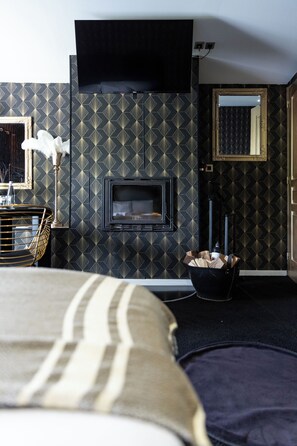 Comfort Suite, 1 Queen Bed, Non Smoking, Fireplace | 1 bedroom, blackout drapes, free WiFi, bed sheets - Hacienda d'Amore (Oletta)