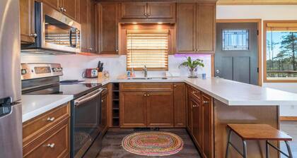Quaint Cottage for 2 w/ Ocean Views!