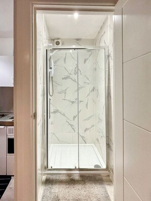 Serviettes fournies, savon, papier toilette