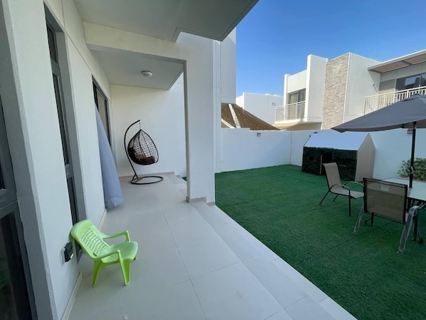 Outdoor dining - Stunning 3BR Villa in DAMAC Hills (Dubai)