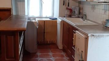 Microondas, horno, lavavajillas y utensilios de cocina