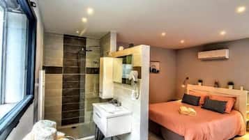 In-room safe, free WiFi