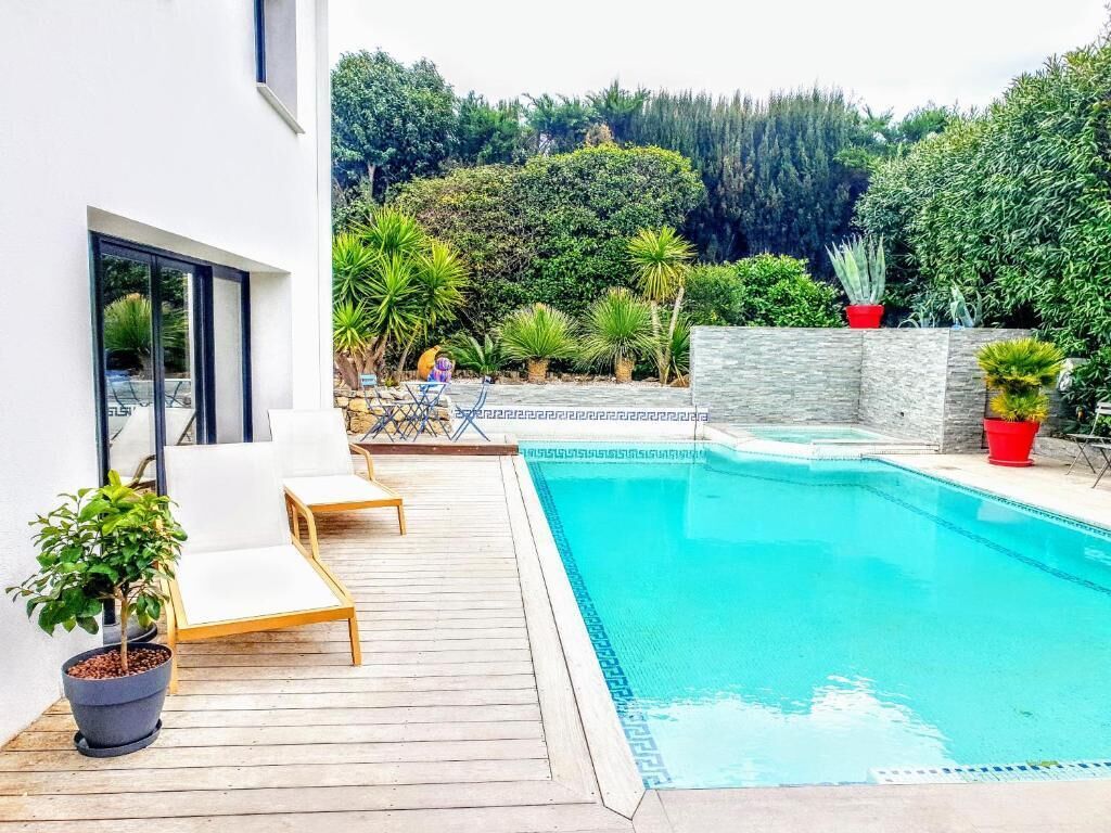 Piscina externa sazonal, funciona das 10h às 22h, espreguiçadeiras