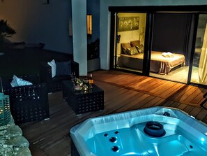 Quarto casal conforto, 1 cama Queen (Jasmin) | Cofres nos quartos, Wi-Fi de cortesia