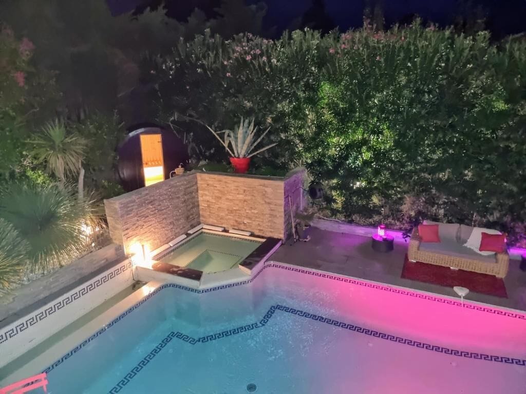 حمام سباحة