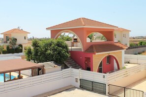 Exterior - Wealthystays: 3BR Terrace BBQ Villa with pool (Liopetri)