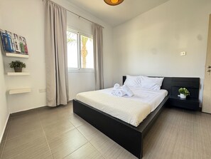 3 bedrooms, iron/ironing board, free WiFi, bed sheets - Wealthystays: 3BR Terrace BBQ Villa with pool (Liopetri)