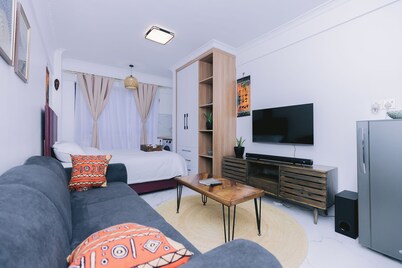 Cozy Studio condo with WiFi, fitness room in delightful Nairobi