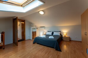 4 habitaciones, tabla de planchar con plancha, wifi y ropa de cama