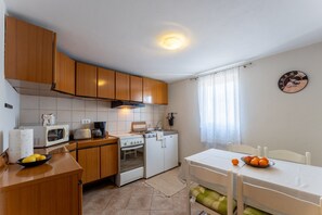 Refrigerador, microondas, placa de cocina, cafetera/tetera
