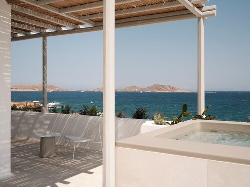 Akria Seaside Suites