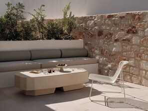 Deluxe Suite Spa Bath | Courtyard view - Akria Seaside Suites (Paros)
