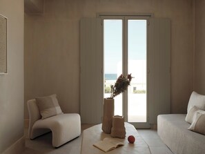 Suíte luxo, vista para o mar | Área de estar | TV 40 polegadas com canais digitais, Netflix, serviços de streaming