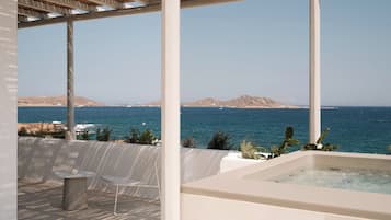 Suite ejecutiva, bañera de hidromasaje, vistas al mar | Bañera de hidromasaje privada