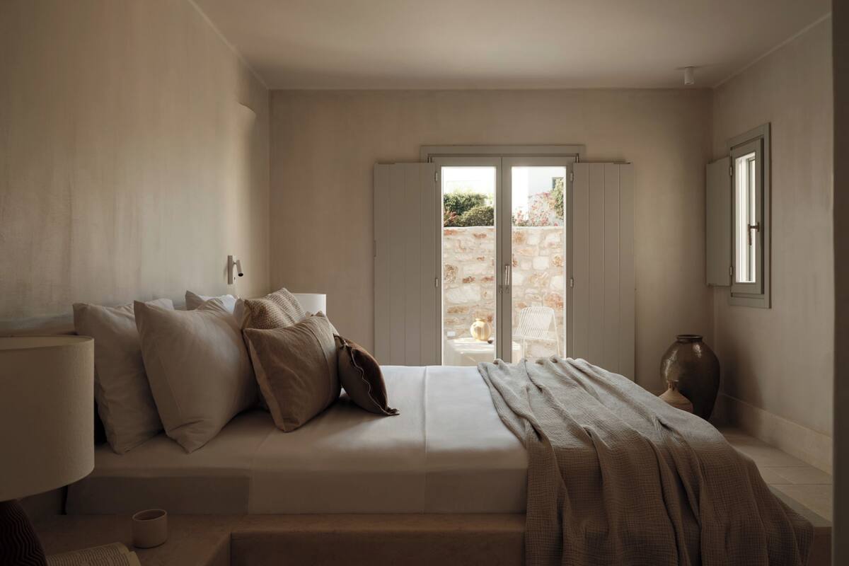 Deluxe Suite Spa Bath | Egyptian cotton sheets, premium bedding, memory-foam beds, in-room safe