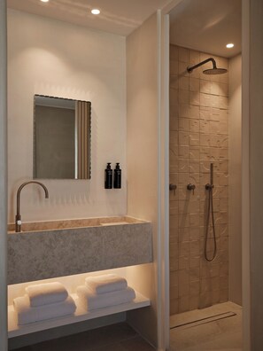 Suite Deluxe, vue sur la mer | Salle de bain | Douche, douche cascade, articles de toilette écologiques