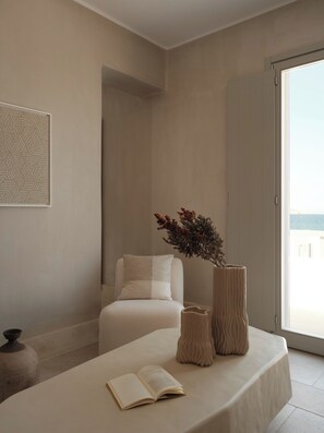 Deluxe Suite, Sea View | Living area