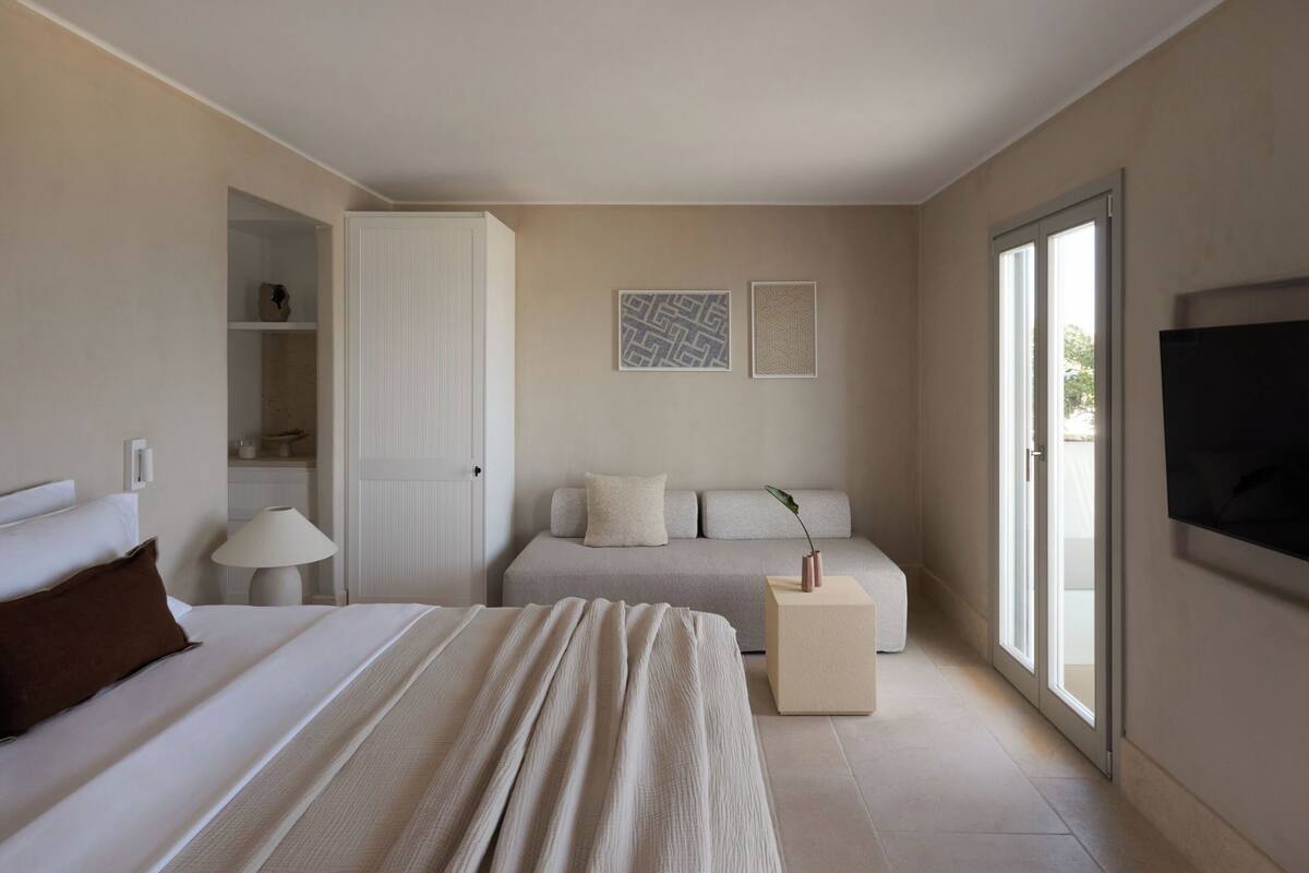 Executive Suite, Hot Tub, Sea View | Egyptian cotton sheets, premium bedding, memory-foam beds, in-room safe