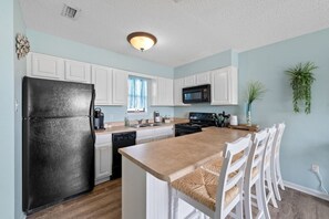 冷蔵庫、電子レンジ、オーブン、コンロ