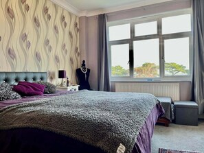 3 bedrooms, desk, iron/ironing board, free WiFi