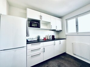 Gruppen Apartment 6 Personen | Private kitchen | Fridge, microwave, oven, stovetop