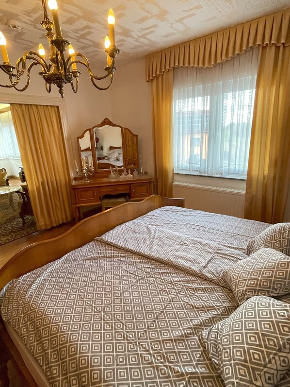 3 bedrooms, iron/ironing board, free WiFi, bed sheets