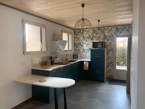 Høy barnestol, kjøkkenutstyr og krydder