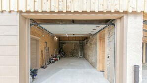 Eine Garage mit Betonboden, Holzwänden und einem Metalldach.