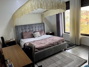 3 bedrooms, iron/ironing board, WiFi, bed sheets