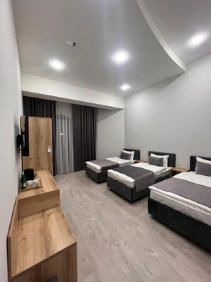 Quarto triplo standard | Quartos à prova de som, Wi-Fi de cortesia