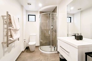 Regadera, secadora de cabello, toallas 