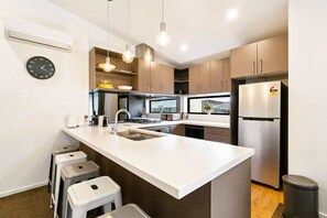 Réfrigérateur, four à micro-ondes, un four, surface de cuisson