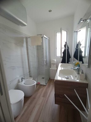 Dusj, hårføner, bidé og håndklær