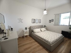 3 bedrooms, iron/ironing board, WiFi, bed sheets - Villamar within walking distance of the sea. (Arenella)