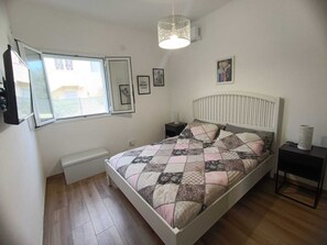 3 bedrooms, iron/ironing board, WiFi, bed sheets