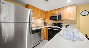 Fridge, microwave, oven, stovetop - Affordable 1BR Stay | Full Kitchen & Parking (Kissimmee)