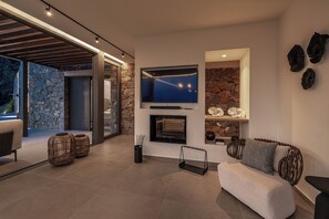 Smart TV, fireplace