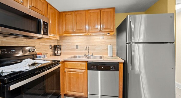 Refrigerador, microondas, horno y parrilla de estufa