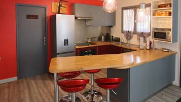 Réfrigérateur, micro-ondes, four, plaque de cuisson