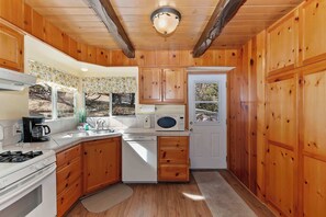 Fridge, microwave, oven, stovetop - Acorn Acres – Lake Views for 8 (Lake Arrowhead)