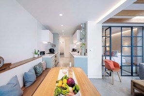 Cafetera y tetera, refrigerador, horno y parrilla de estufa