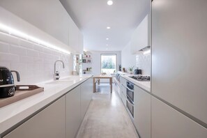 Coffee/tea maker, fridge, oven, stovetop