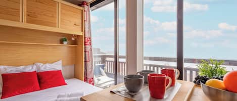 One Bedroom Apartment with Mountain Views | Mountain view