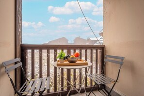 Ski in-out Apartment in the heart of Valthorens | Terrace/patio