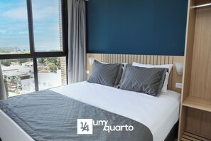 Escritorio, espacio para trabajar con laptop y wifi gratis 