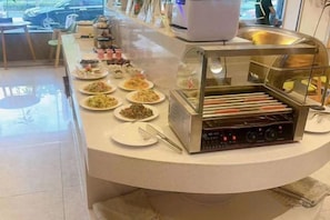 A buffet counter with various dishes and a grill station. - Qingmu Select Hotel (Xuancheng Langxi Jinmao Building) (Langxi)